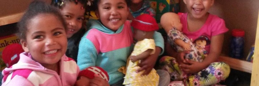  Hier speel Jasmin, Nadia, Tracy-Lee, Ruby en Jaydri met hulle poppe